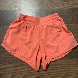 lululemon hotty hots • size 2• color: raspberry cream •4”